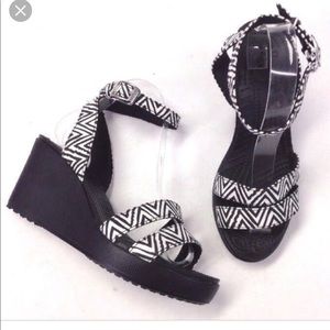 Crocs Leigh Wedges - black and white zigzag